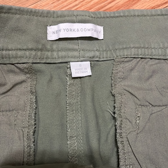 New York and company sage green shorts size 6 - Picture 4 of 7